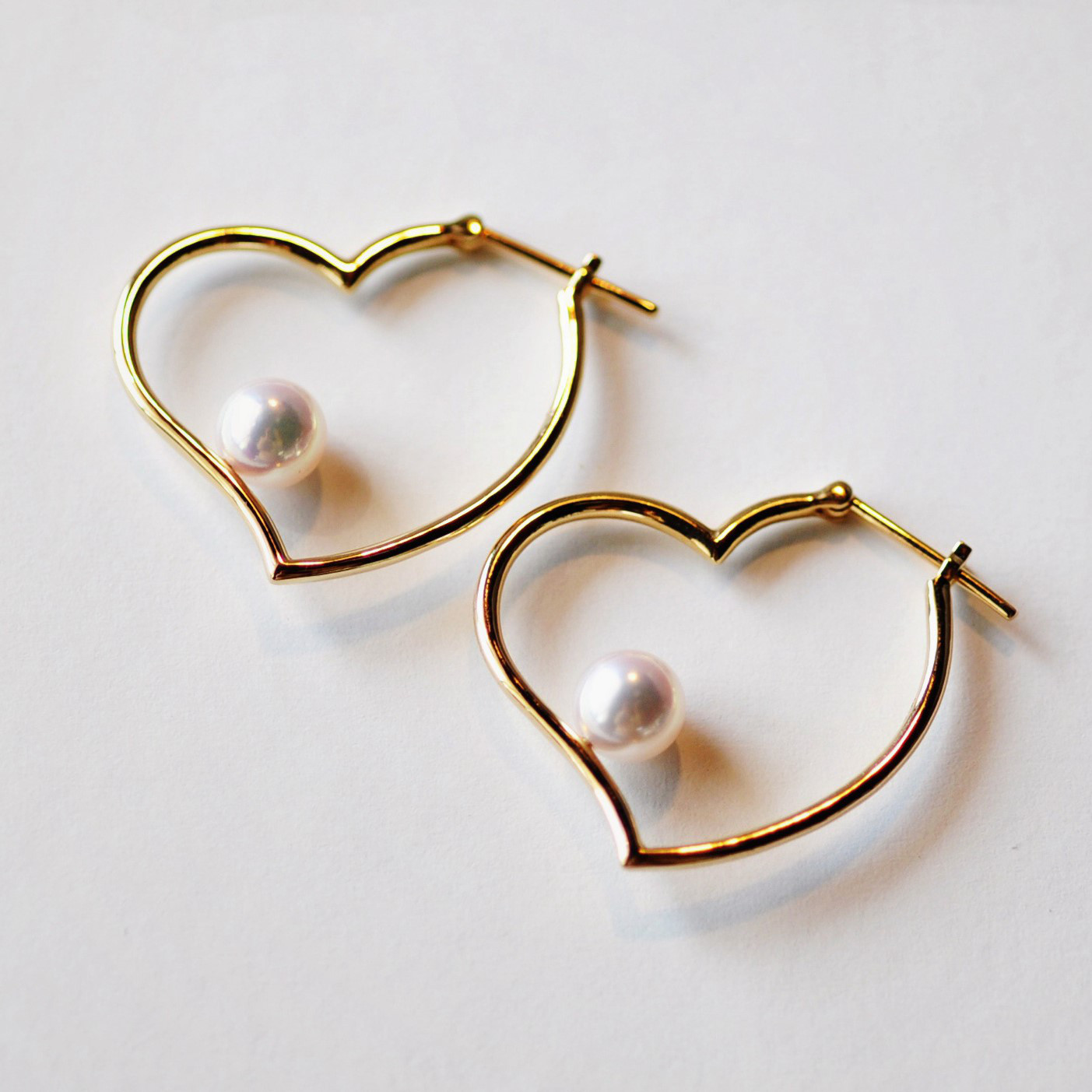 ルミナ 6-6.5mm 日本製アコヤ天然海水真珠イヤリング、18K ゴールドのハート型大型フープイヤリング、絶妙でファッショナブ