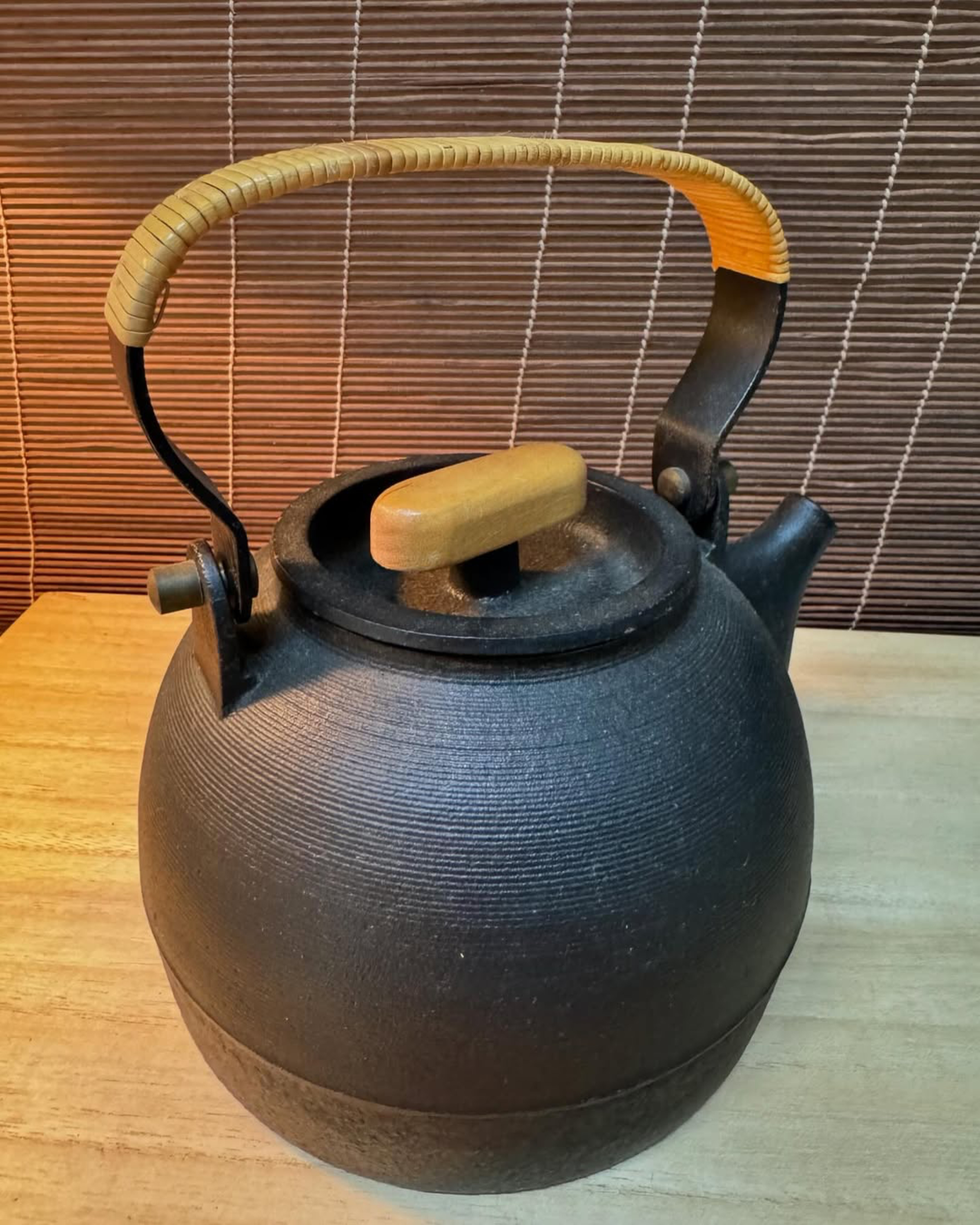 広瀬 慎 作　南部鉄瓶　木製持ち手付（日本製）