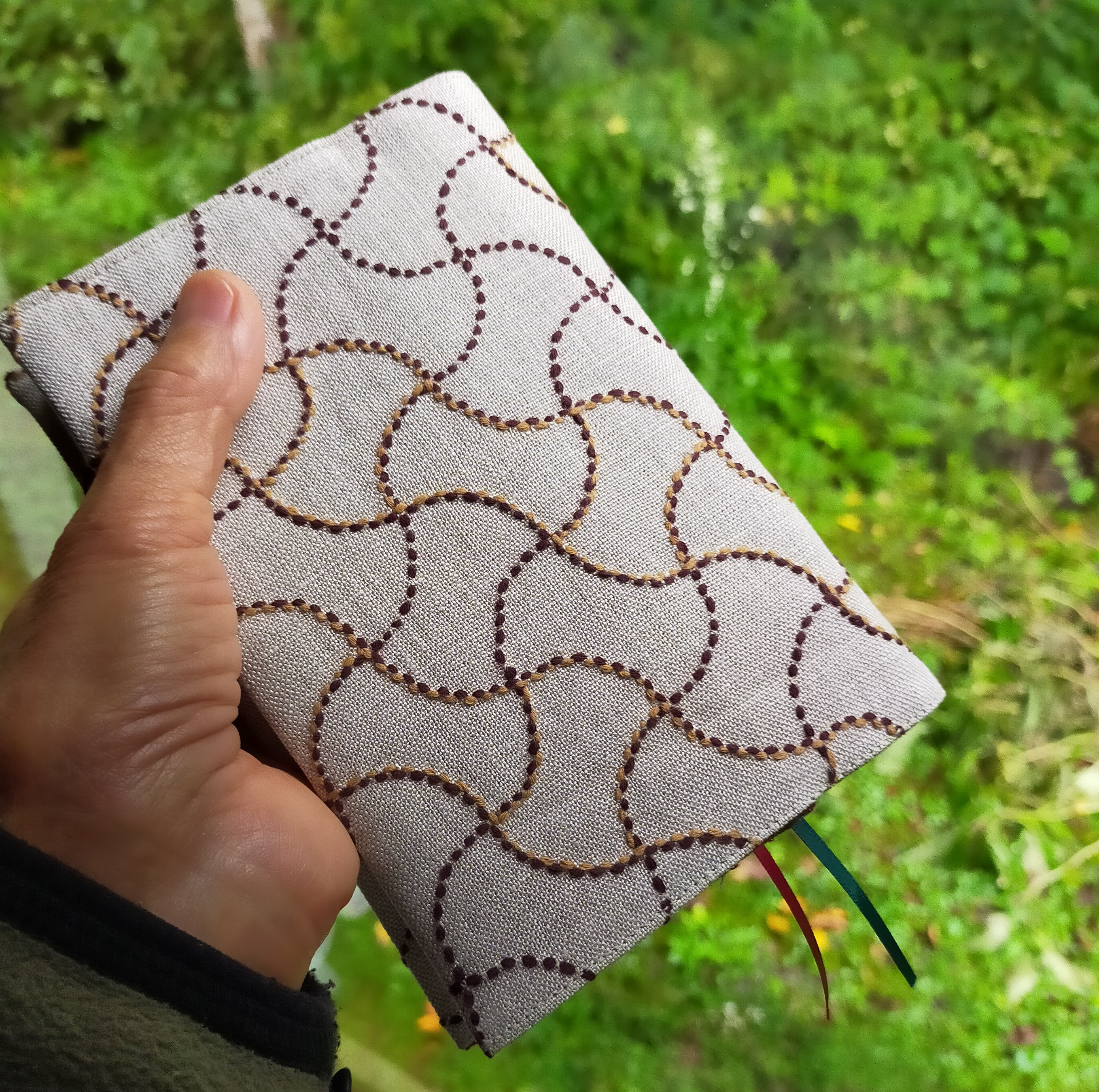 自分時間を楽しむ　刺し子　ブックカバー（文庫)　　張りのある麻　分銅つなぎ模様