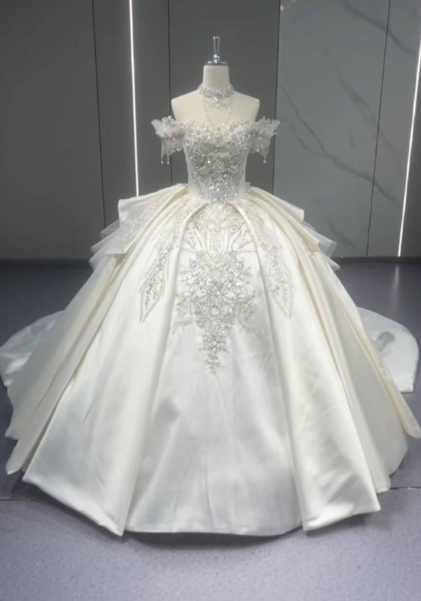 大人気上昇中　高級サテン　オフショルダー　ビジューストーン　オフホワイト白　ロングトレーン　編み上げ　ブライダルお呼ばれ