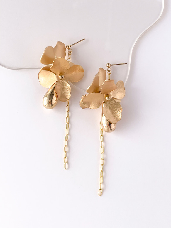 179 ブラック✖︎ゴールド花びらの華やかアクセ ピアスorイヤリング