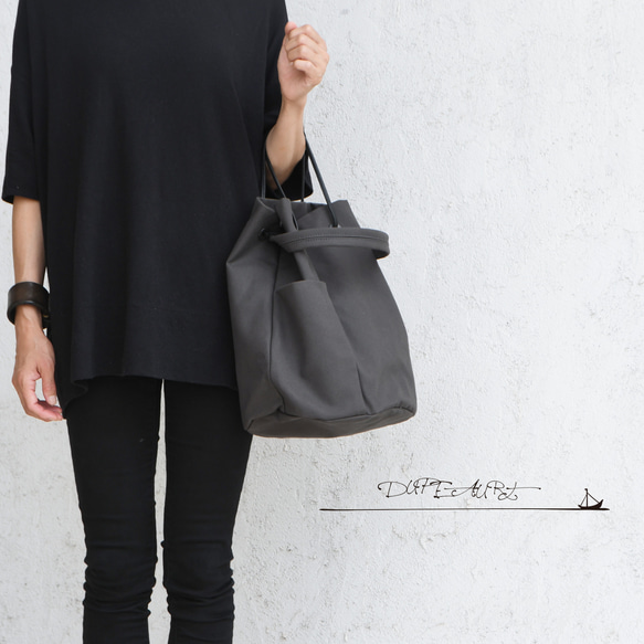 DUPEAURT/デュポー/巾着丸底2wayワンショルダーバッグ/本ヌメ革パーツ/パラフィン防水帆布/ダークグレー 6枚目の画像