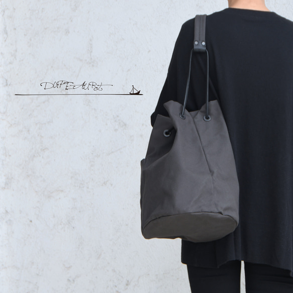 DUPEAURT/デュポー/巾着丸底2wayワンショルダーバッグ/本ヌメ革パーツ/パラフィン防水帆布/ダークグレー 3枚目の画像