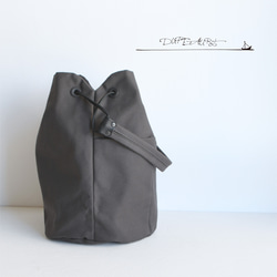 DUPEAURT/デュポー/巾着丸底2wayワンショルダーバッグ/本ヌメ革パーツ/パラフィン防水帆布/ダークグレー 10枚目の画像