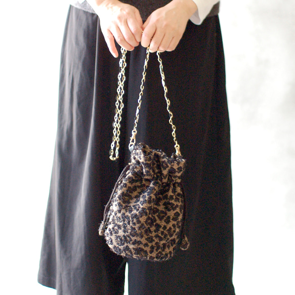 リュスクな尾州レオパードツイードのドローストリングバッグ 6枚目の画像