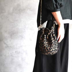 リュスクな尾州レオパードツイードのドローストリングバッグ 1枚目の画像