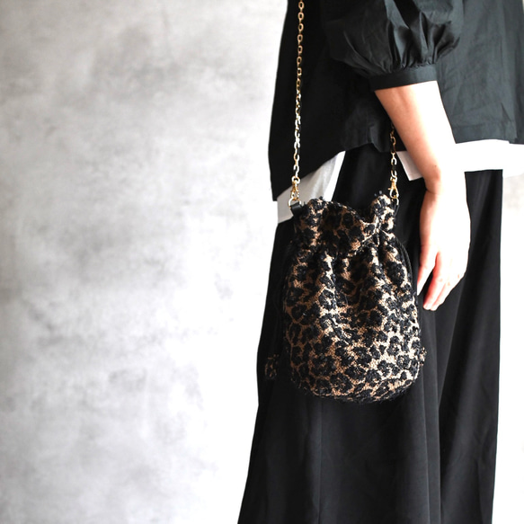 リュスクな尾州レオパードツイードのドローストリングバッグ 1枚目の画像