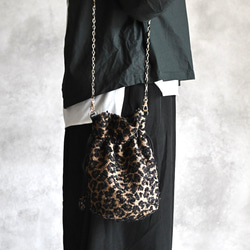 リュスクな尾州レオパードツイードのドローストリングバッグ 2枚目の画像