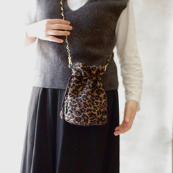 リュスクな尾州レオパードツイードのドローストリングバッグ 4枚目の画像