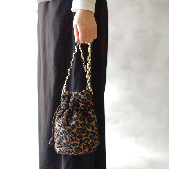 リュスクな尾州レオパードツイードのドローストリングバッグ 7枚目の画像
