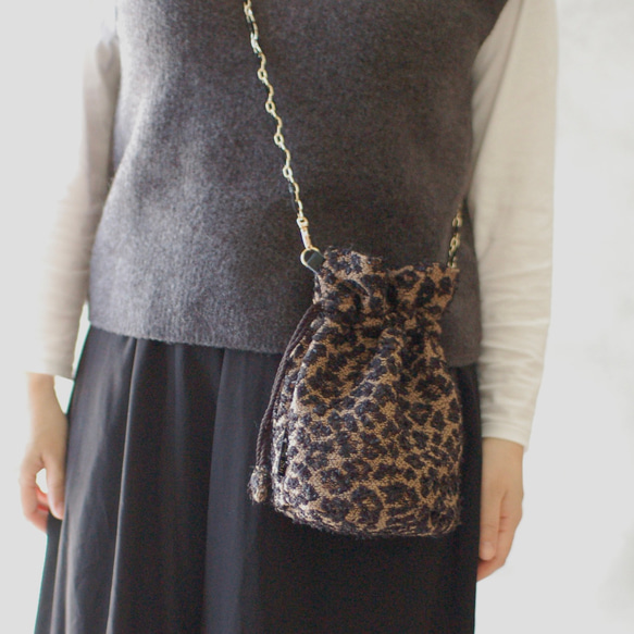 リュスクな尾州レオパードツイードのドローストリングバッグ 5枚目の画像