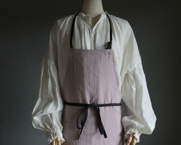 【ダブルガーゼエプロン】ふっくら厚さ2倍のとろみコットンダブルガーゼ×コットンリネンのエプロン／ドーンピンク 3枚目の画像