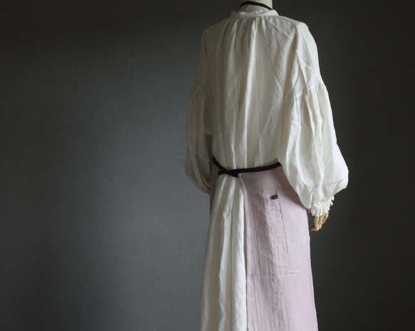 【ダブルガーゼエプロン】ふっくら厚さ2倍のとろみコットンダブルガーゼ×コットンリネンのエプロン／ドーンピンク 4枚目の画像