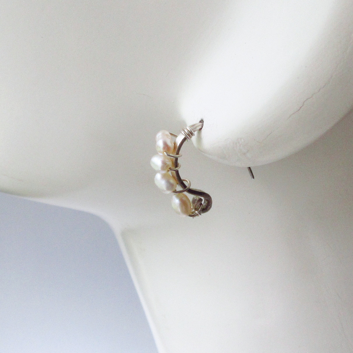 小粒パールのシルバーピアス・程よい華やかさで上品に・シリコンキャッチ付き