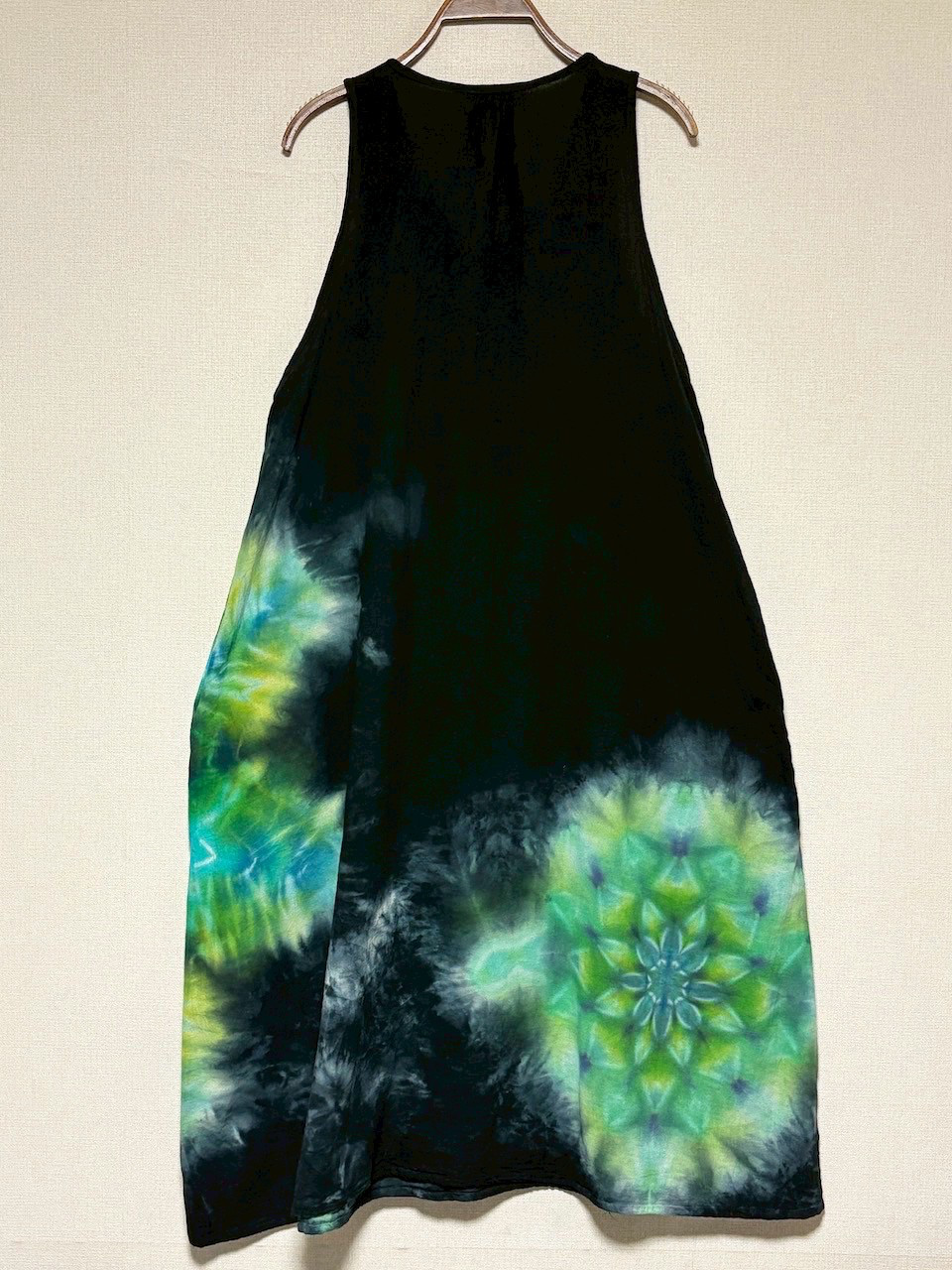 タイダイ ノースリーブワンピース 黒 ブラックビューティ 美しい幻想的なスノーフレイク HD24-83