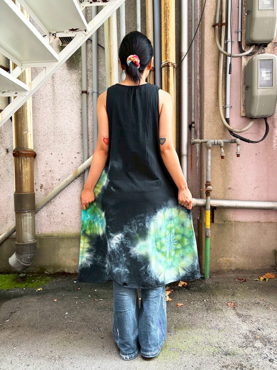 タイダイ ノースリーブワンピース 黒 ブラックビューティ 美しい幻想的なスノーフレイク HD24-83