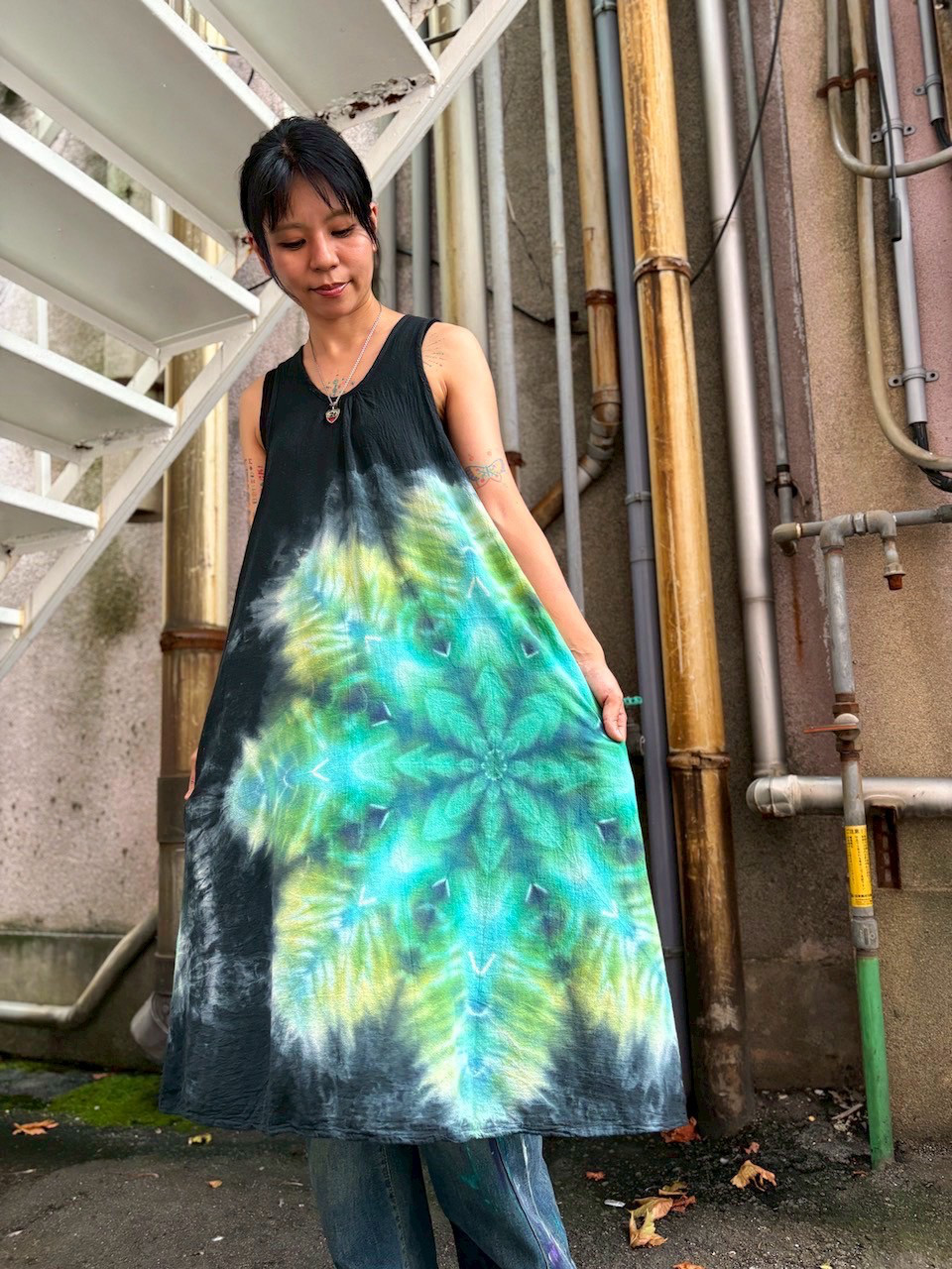 タイダイ ノースリーブワンピース 黒 ブラックビューティ 美しい幻想的なスノーフレイク HD24-83