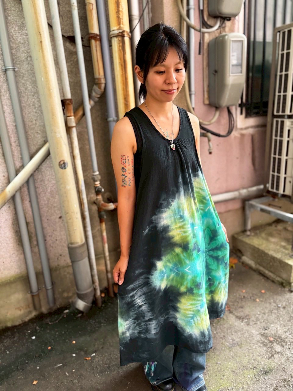 タイダイ ノースリーブワンピース 黒 ブラックビューティ 美しい幻想的なスノーフレイク HD24-83