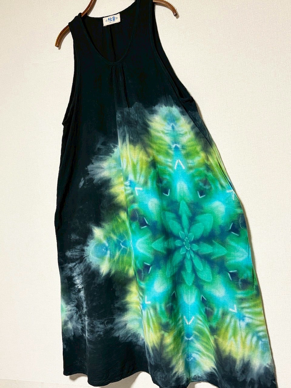 タイダイ ノースリーブワンピース 黒 ブラックビューティ 美しい幻想的なスノーフレイク HD24-83