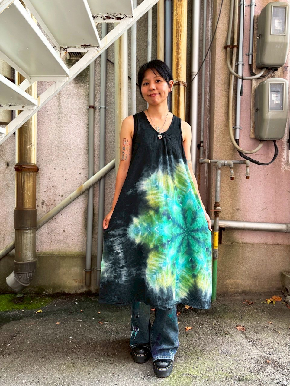 タイダイ ノースリーブワンピース 黒 ブラックビューティ 美しい幻想的なスノーフレイク HD24-83