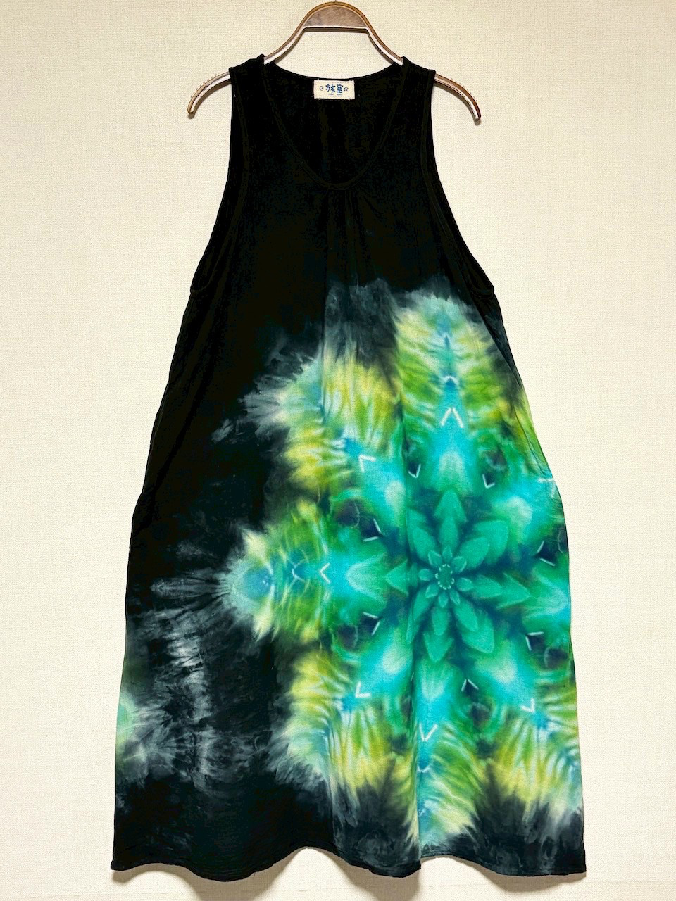 タイダイ ノースリーブワンピース 黒 ブラックビューティ 美しい幻想的なスノーフレイク HD24-83