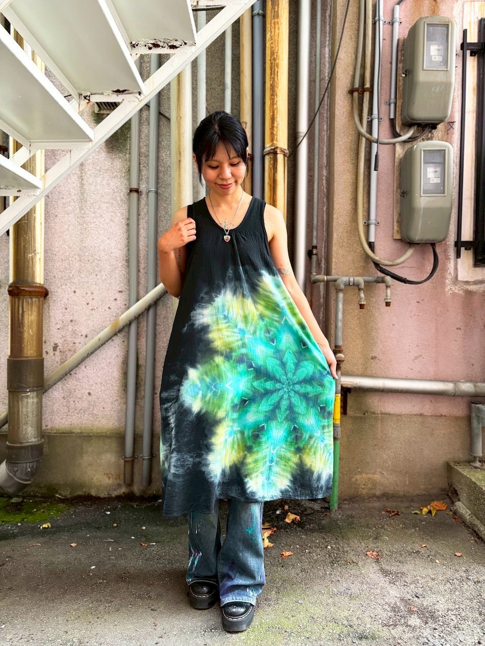 タイダイ ノースリーブワンピース 黒 ブラックビューティ 美しい幻想的なスノーフレイク HD24-83