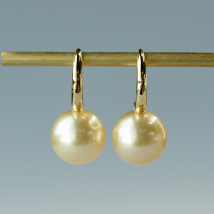 ルミナ 11～12mm 南洋ライトゴールドパールイヤリング（18Kゴールドイヤリングフック付き）。ウィザードローズコレクション：