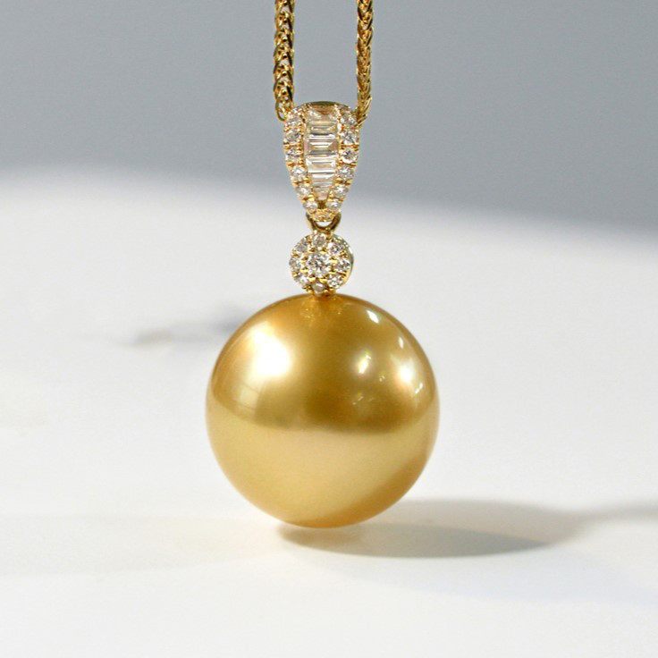 ルミナ12～13mm天然ゴールド南洋真珠ネックレス。18Kゴールドダイヤモンドペンダント付き。クラシックコレクション：エレガント