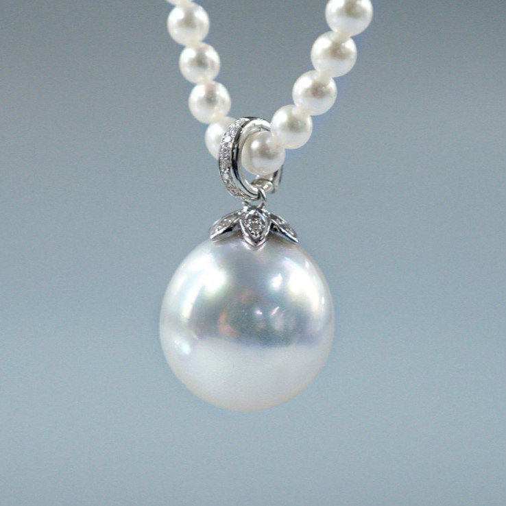 ルミナ12～14mmホワイトサウスシーパールネックレス。オーバル型のティアドロップ型18Kゴールドダイヤモンドペンダント付き。エ