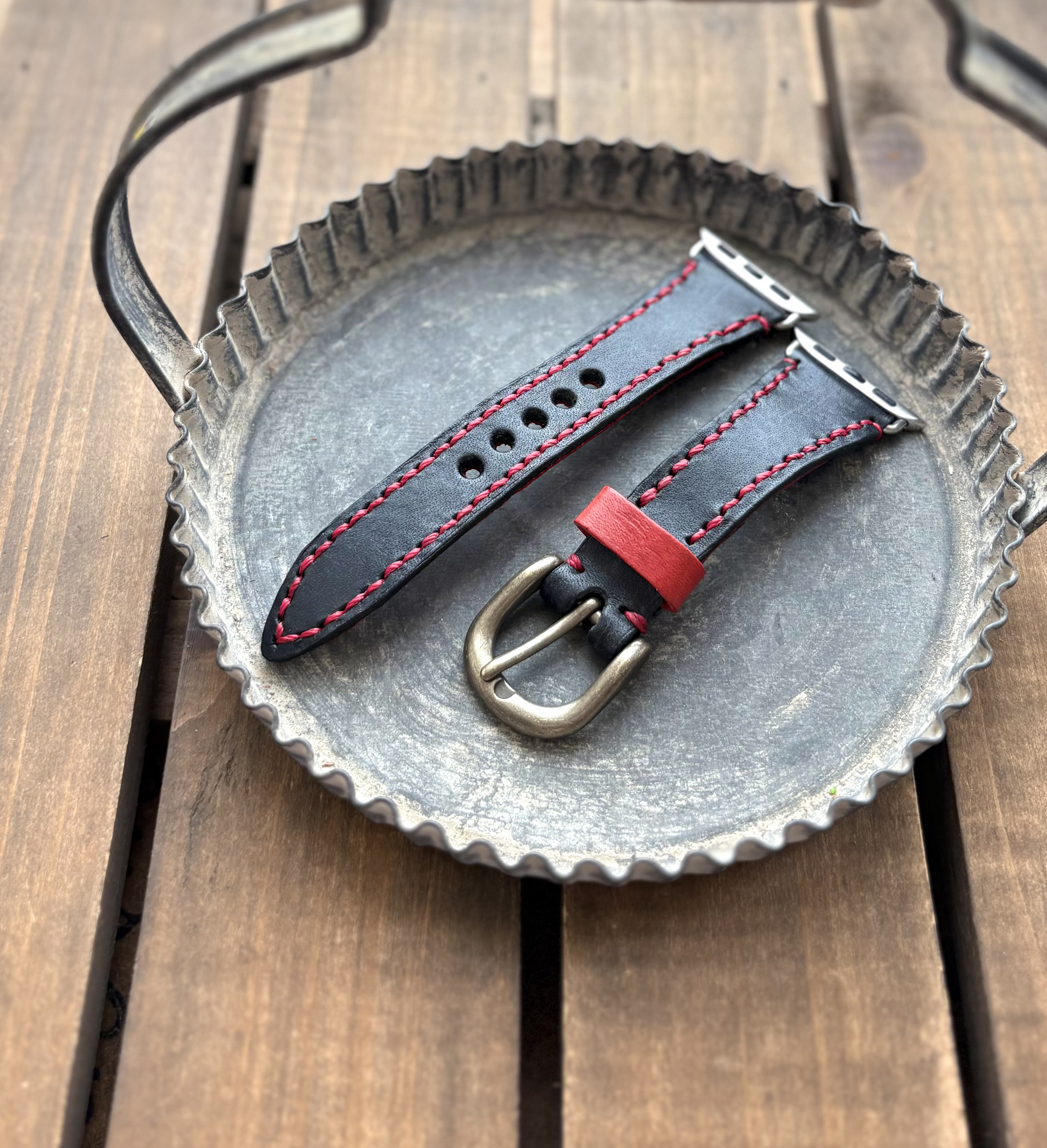 本革アップルウォッチベルト　Apple Watch 黒レザー×赤糸　38/40/41㍉対応