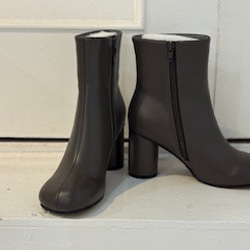 2025新作スクエアタイプ７センチヒールショートブーツ 5枚目の画像