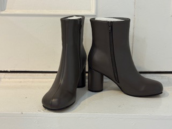 2025新作スクエアタイプ７センチヒールショートブーツ 5枚目の画像