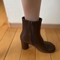 2025新作スクエアタイプ７センチヒールショートブーツ 1枚目の画像