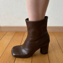 2025新作スクエアタイプ７センチヒールショートブーツ 2枚目の画像