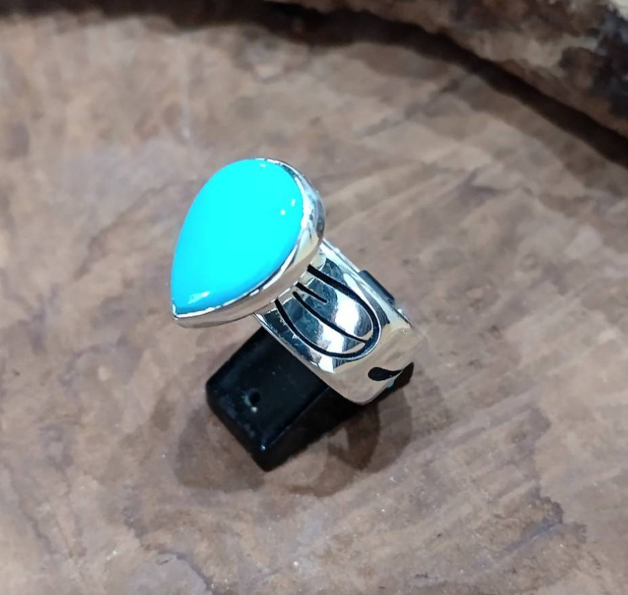 サイズ13.5~14号。アリゾナ産天然トルコ石(スリーピングビューティー)をセットしたリング