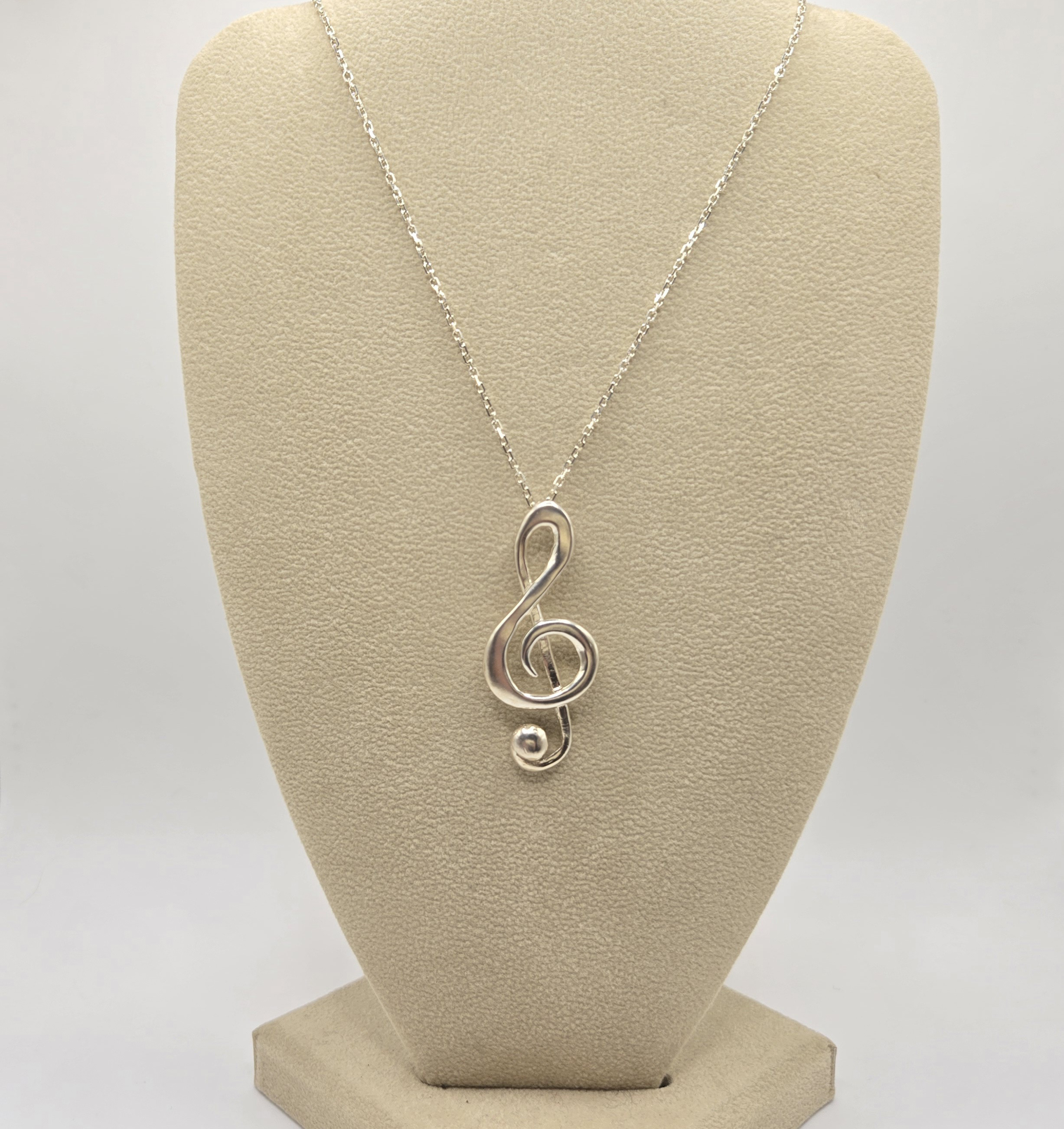 シルバート音記号ロングネックレス/音楽好きな方へ