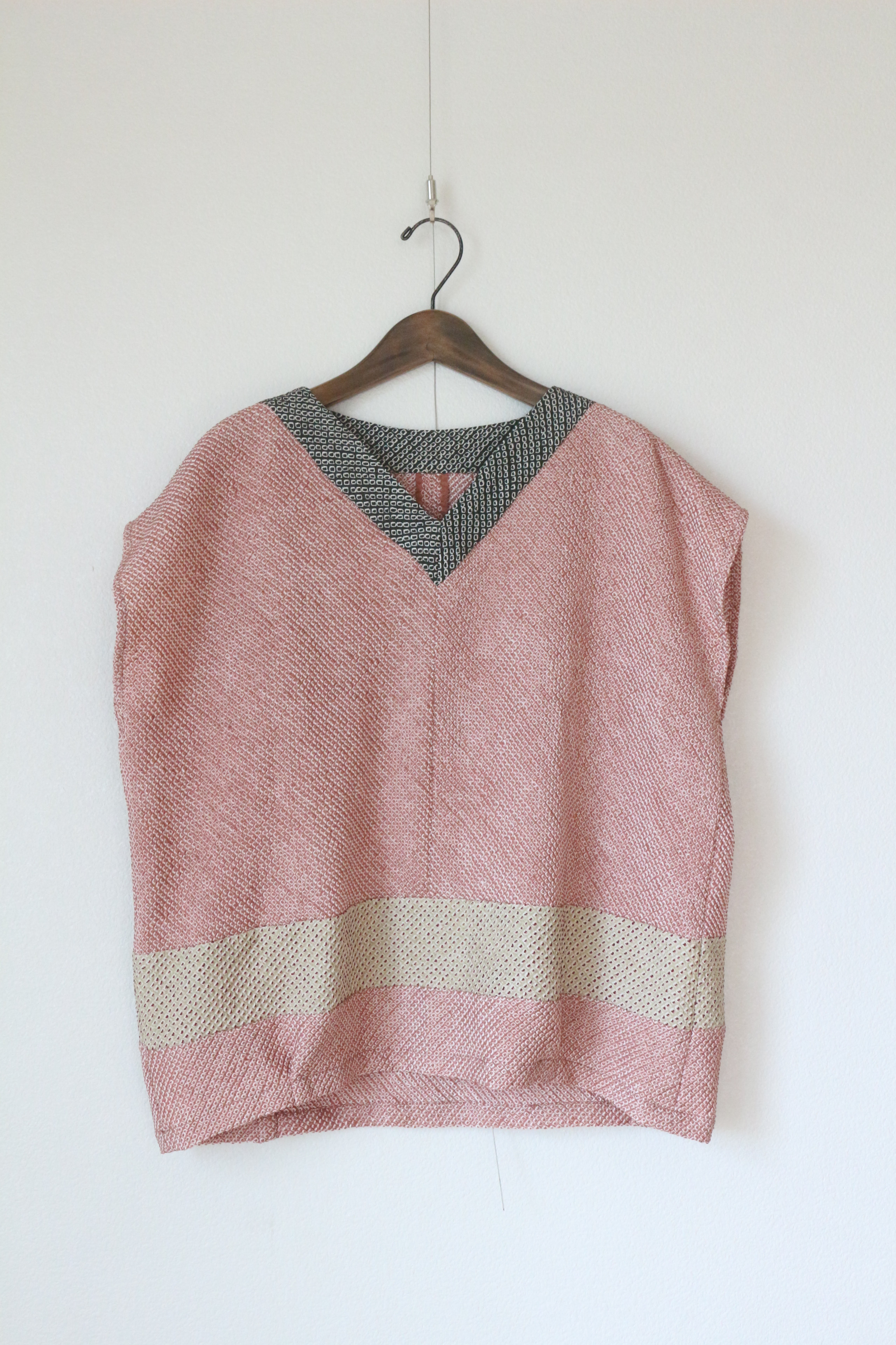 桃と緑黄しぼり合せＶネックベスト