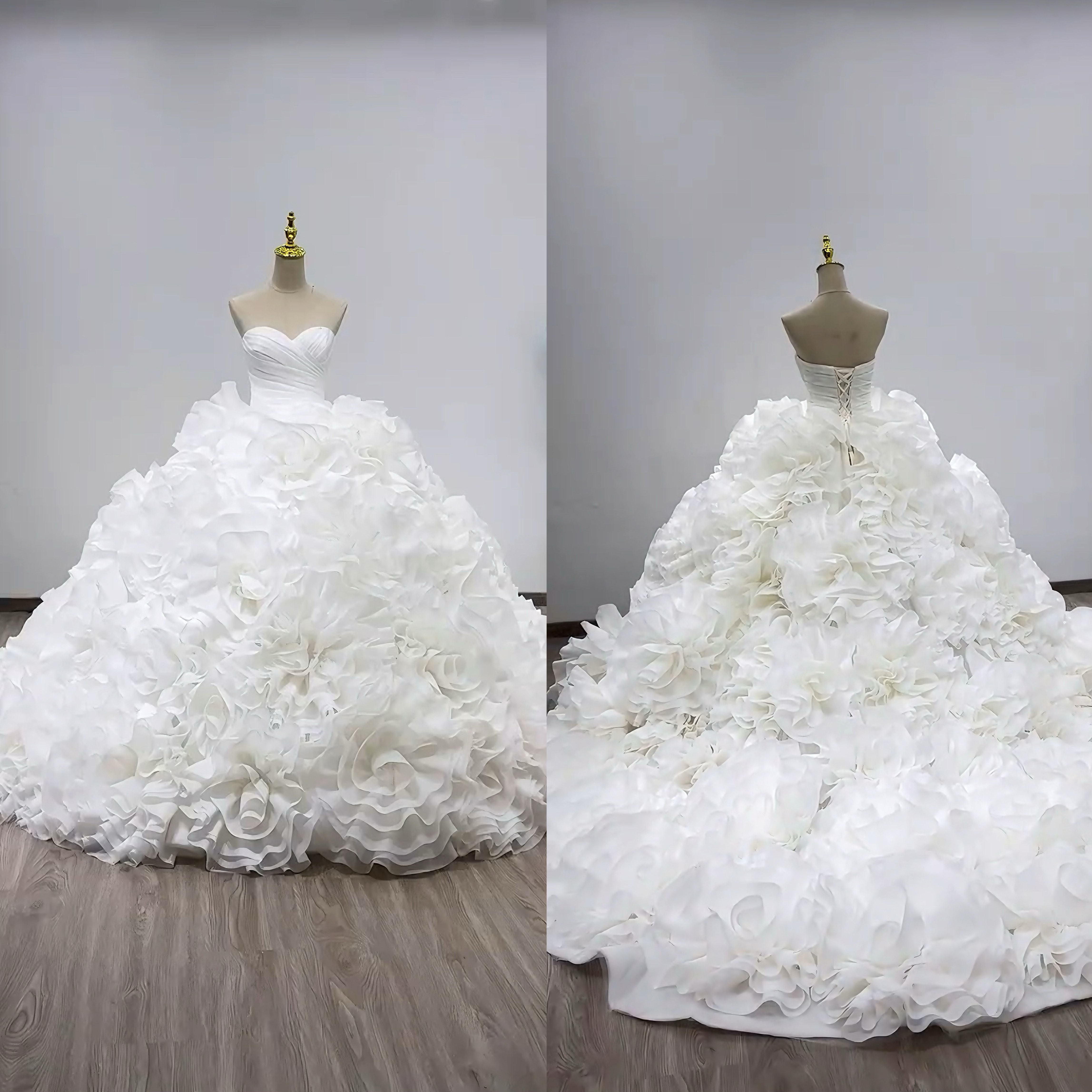 高級感溢れる　目立つ　オフホワイト　チューブトップ　ビスチェライン　お花飾り　上品　品質保証　プリンセス　シンプル結婚式