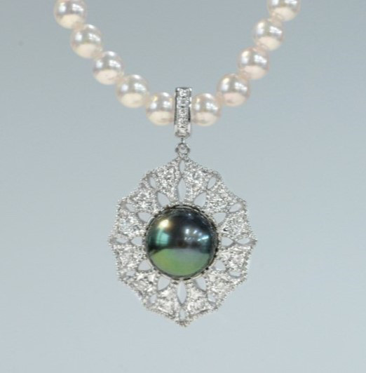 ルミナ8-9mmタヒチ産黒蝶真珠ネックレス。18Kゴールドダイヤモンドペンダント付き。ピーコックグリーンシリーズは、エレガントで