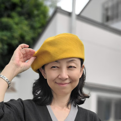 アシメトリーな ベレー帽 黄色 マスタード M 軽い カラフル  大人かわいい 洗える帽子 ポリエステル 1枚目の画像
