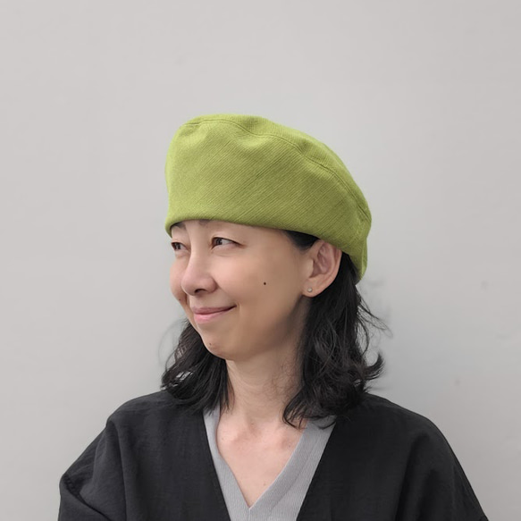 アシメトリーな ベレー帽 黄緑 ライムグリーン M 軽い カラフル  大人かわいい 洗える帽子 ポリエステル 2枚目の画像