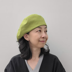 アシメトリーな ベレー帽 黄緑 ライムグリーン M 軽い カラフル  大人かわいい 洗える帽子 ポリエステル 1枚目の画像