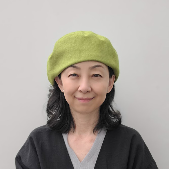 アシメトリーな ベレー帽 黄緑 ライムグリーン M 軽い カラフル  大人かわいい 洗える帽子 ポリエステル 3枚目の画像