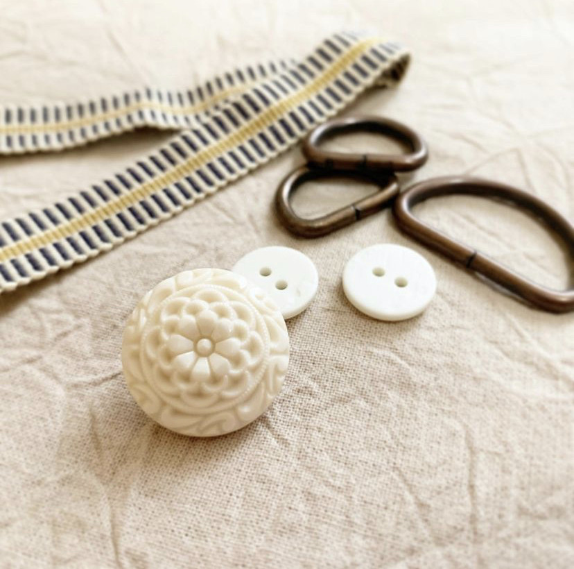 【ご発送7日以内】和モダンエプロン 紺色と桜と束熨斗紋様 ✴︎ 表地で吸水・裏地で守る　和風 和柄 ギフト 名入れok