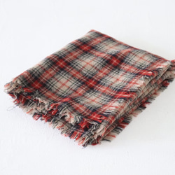先染め洗いをかけたウールガーゼストール／クラシカルなタータンチェック切りっぱなしフリンジストール／ベージュ×レッド 8枚目の画像