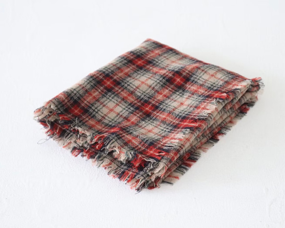 先染め洗いをかけたウールガーゼストール／クラシカルなタータンチェック切りっぱなしフリンジストール／ベージュ×レッド 8枚目の画像