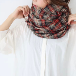 先染め洗いをかけたウールガーゼストール／クラシカルなタータンチェック切りっぱなしフリンジストール／ベージュ×レッド 7枚目の画像
