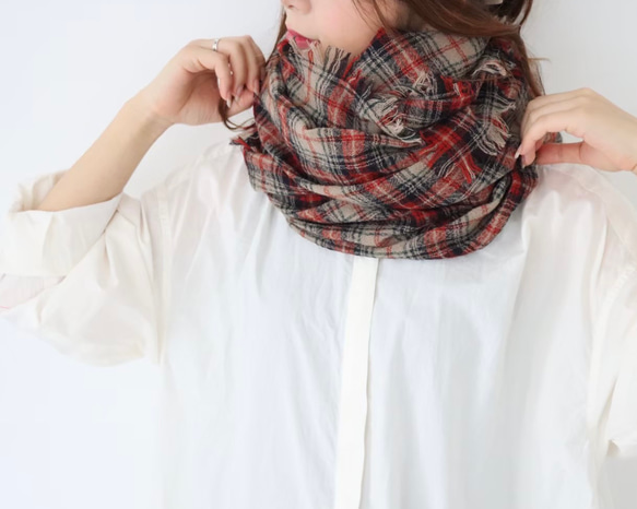 先染め洗いをかけたウールガーゼストール／クラシカルなタータンチェック切りっぱなしフリンジストール／ベージュ×レッド 7枚目の画像