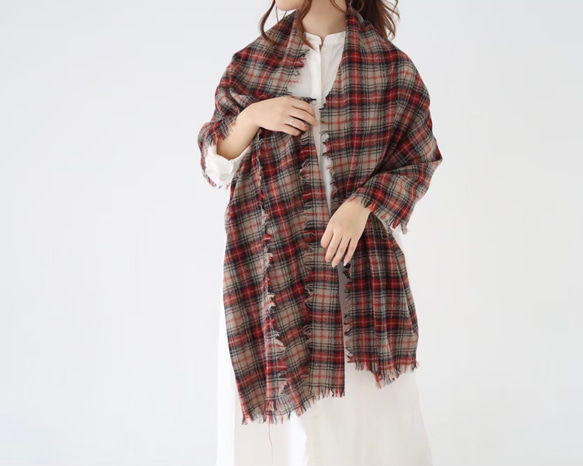 先染め洗いをかけたウールガーゼストール／クラシカルなタータンチェック切りっぱなしフリンジストール／ベージュ×レッド 5枚目の画像