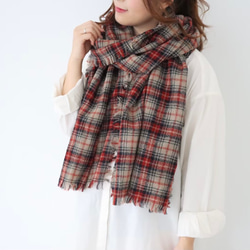 先染め洗いをかけたウールガーゼストール／クラシカルなタータンチェック切りっぱなしフリンジストール／ベージュ×レッド 4枚目の画像